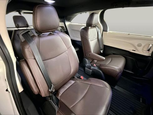 Used 2021 Toyota Sienna Platinum FWD image 20