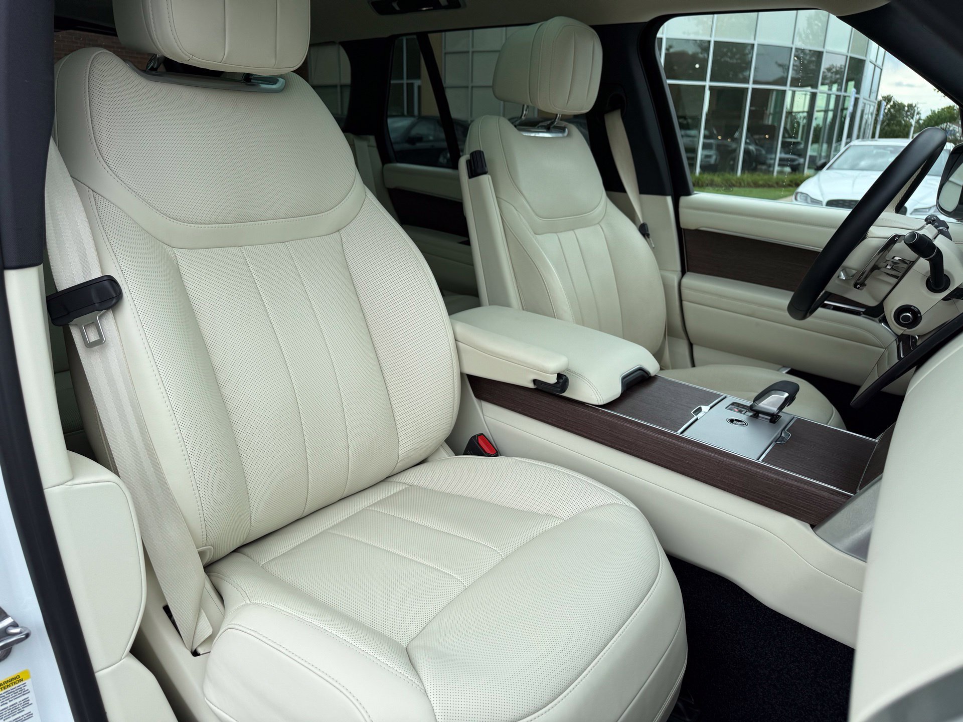 Certified 2025 Land Rover Range Rover SE AWD/4WD image 29