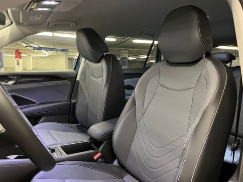 New 2025 Volkswagen Tiguan SE image 20