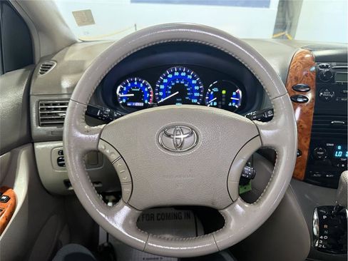 Used 2008 Toyota Sienna XLE image 32