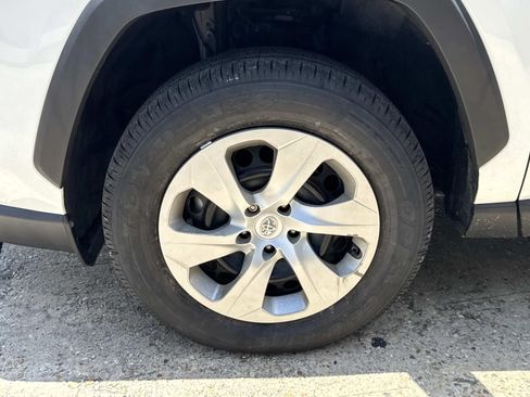 Used 2022 Toyota RAV4 LE FWD image 4