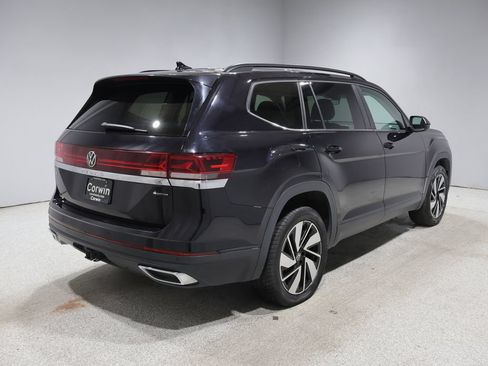 Used 2024 Volkswagen Atlas SE AWD/4WD image 2