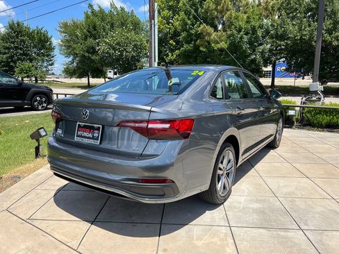 Used 2024 Volkswagen Jetta SE FWD image 11