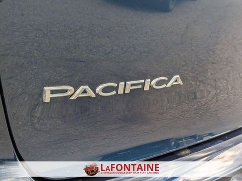 Used 2023 Chrysler Pacifica Touring-L image 9