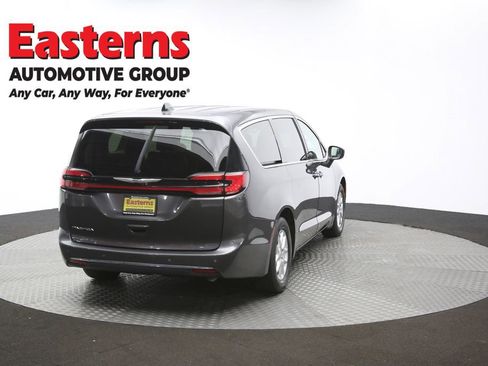 Used 2023 Chrysler Pacifica Touring-L image 43