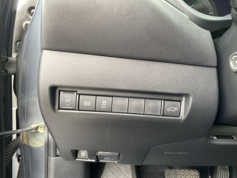 Used 2022 Toyota Venza XLE image 16