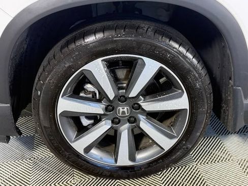Used 2025 Honda Pilot Touring image 14