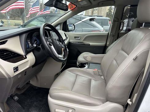 Used 2019 Toyota Sienna XLE image 13