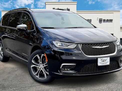 New 2026 Chrysler Pacifica Pinnacle image 2