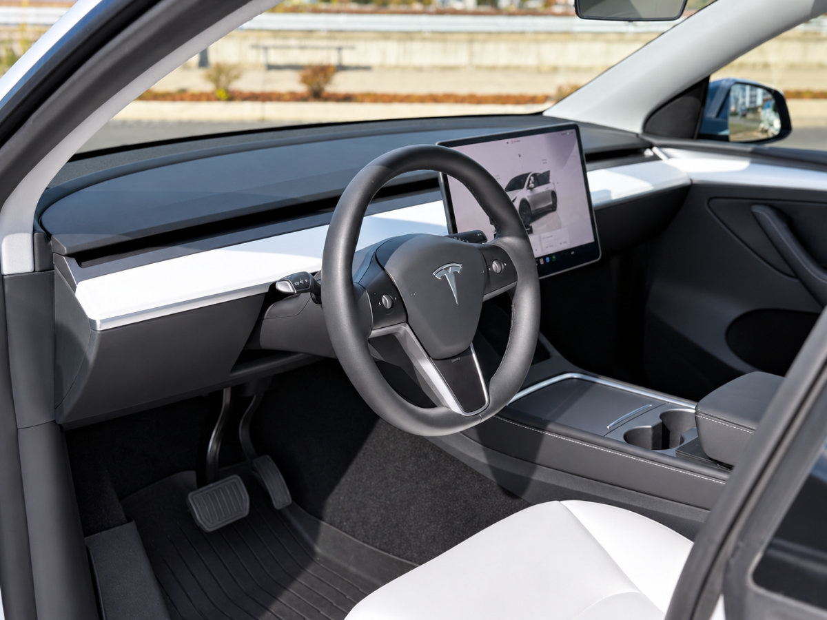 Used 2025 Tesla Model Y Long Range AWD/4WD image 13