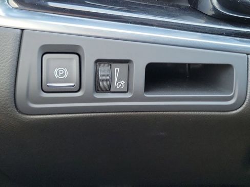 Used 2025 Cadillac XT6 Luxury image 16