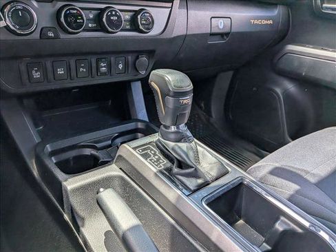 Used 2017 Toyota Tacoma TRD Off-Road AWD/4WD image 11