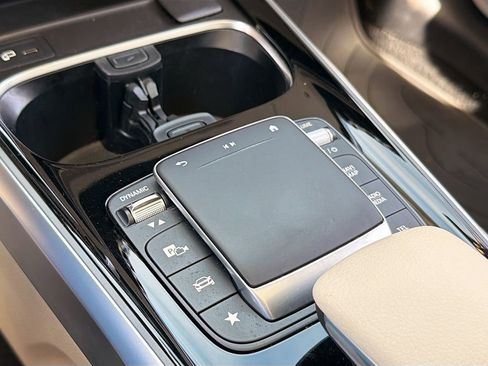 Used 2022 Mercedes-Benz GLB 250 4MATIC image 16