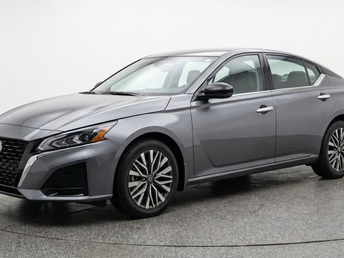 Used 2025 Nissan Altima 2.5 SV FWD image 3