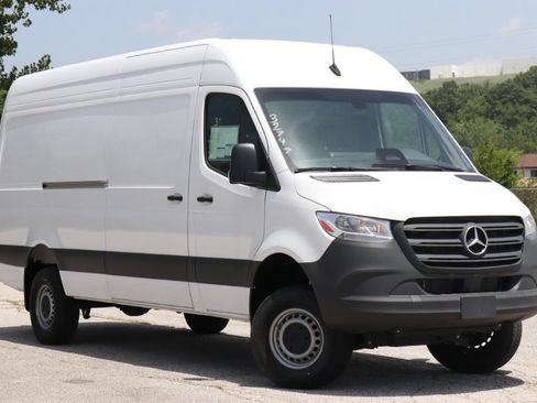 Used 2025 Mercedes-Benz Sprinter 2500 image 2