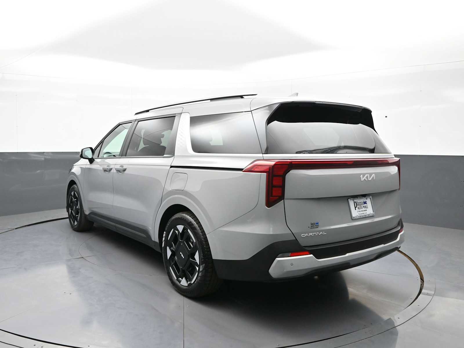Used 2025 Kia Carnival EX FWD image 8