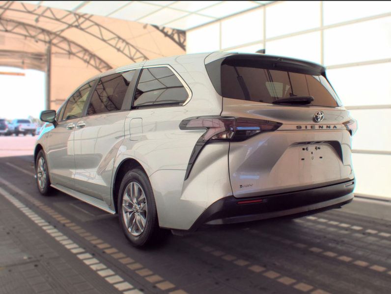 Used 2025 Toyota Sienna LE FWD image 4