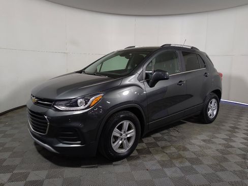 Used 2020 Chevrolet Trax LT w/ LPO, Cargo Package FWD image 2