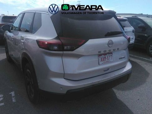 Used 2024 Nissan Rogue SV image 3