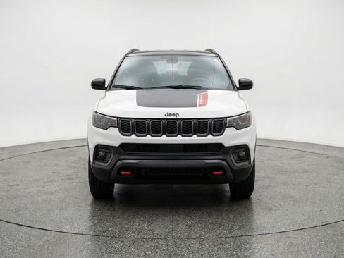 Used 2025 Jeep Compass Trailhawk image 2