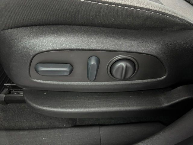 Used 2023 Chevrolet Equinox LT w/ Driver Convenience Package AWD/4WD image 9