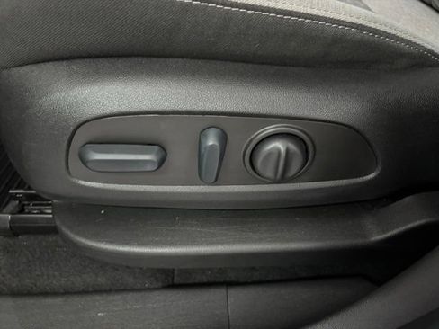 Used 2023 Chevrolet Equinox LT w/ Driver Convenience Package AWD/4WD image 9