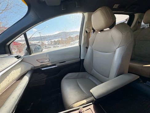 Used 2021 Toyota Sienna XLE image 4