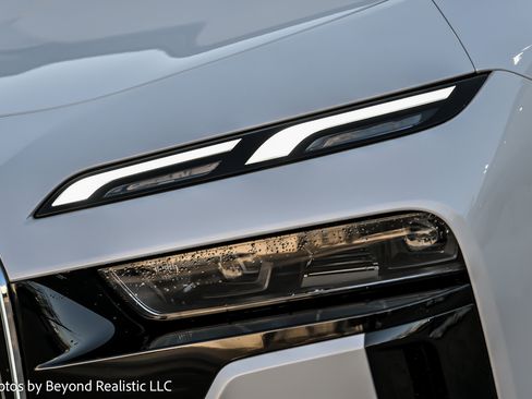 Used 2025 BMW 740i xDrive w/ Premium Package image 12