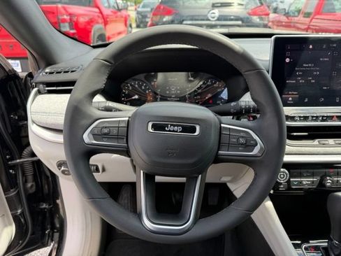 Used 2023 Jeep Compass Latitude w/ Sun and Sound Group AWD/4WD image 17