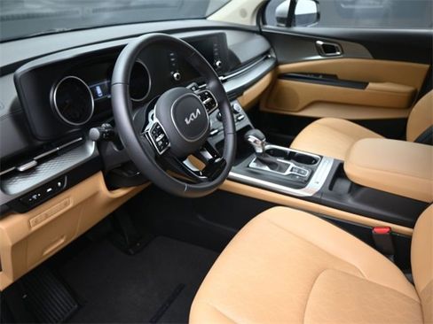 Used 2023 Kia Carnival LX image 18