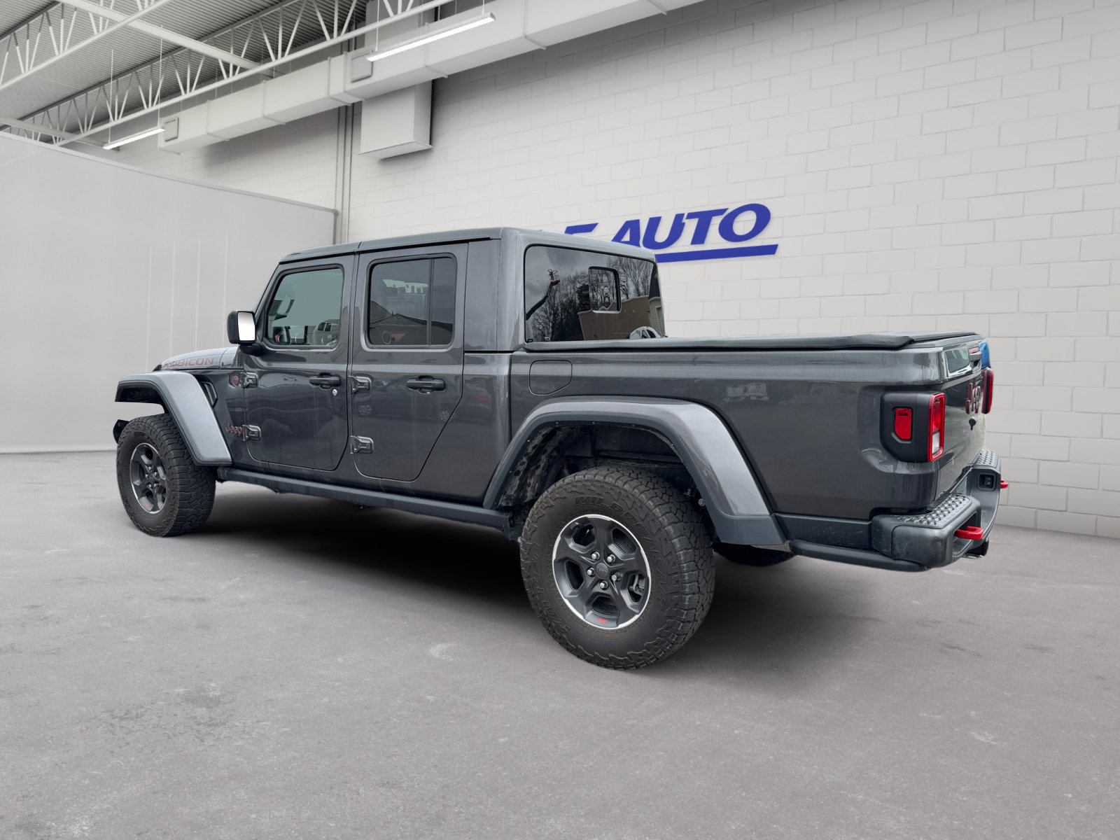 Used 2023 Jeep Gladiator Rubicon w/ Dual Top Group AWD/4WD image 3