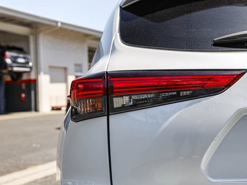 Used 2023 Toyota Highlander XLE FWD image 9