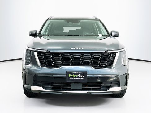 Used 2024 Kia Sorento S image 2