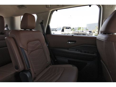 Used 2024 Nissan Pathfinder Platinum FWD image 15