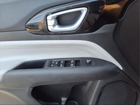 Used 2025 Jeep Compass Limited image 11