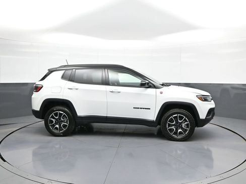 Used 2025 Jeep Compass Trailhawk AWD/4WD image 5