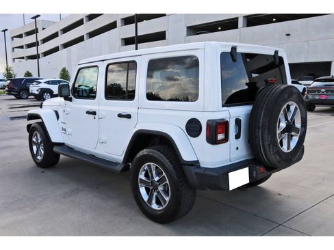 Used 2018 Jeep Wrangler Unlimited Sahara AWD/4WD image 6