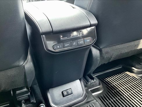 Used 2021 Toyota Highlander XLE image 34