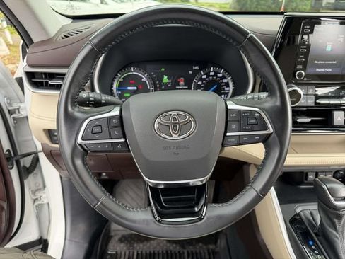 Used 2021 Toyota Highlander XLE AWD/4WD image 24