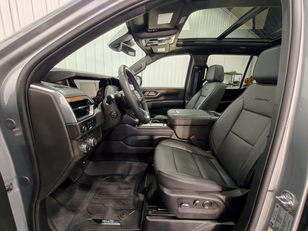 Used 2025 GMC Yukon Denali w/ Sun & Power Step Package AWD/4WD image 30