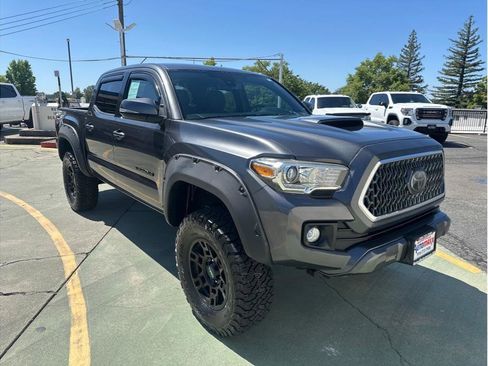 Used 2018 Toyota Tacoma TRD Sport w/ Exterior Package AWD/4WD image 4
