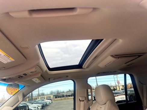 Used 2015 Cadillac Escalade Luxury image 28