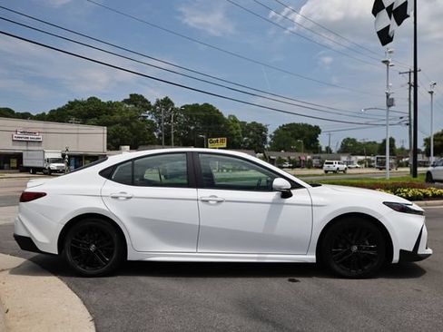 Used 2025 Toyota Camry SE FWD image 11