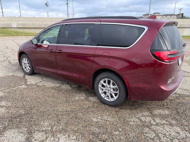 Used 2022 Chrysler Pacifica Touring-L w/ Uconnect Theater Family Group FWD image 4
