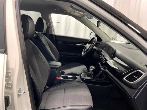 Used 2025 Kia Seltos S image 11