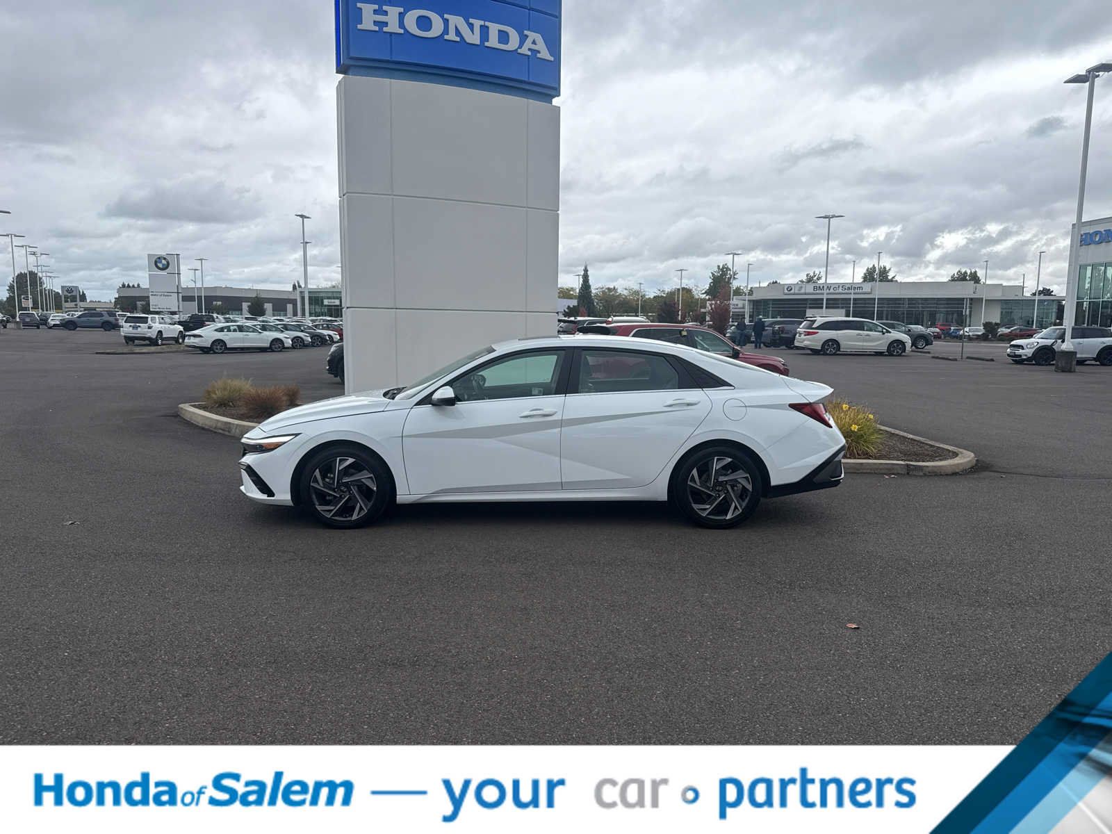 Used 2025 Hyundai Elantra Limited FWD image 3