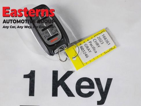 Used 2023 Chrysler Pacifica Touring-L image 27