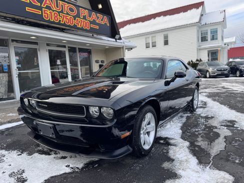 Used 2014 Dodge Challenger SXT image 3
