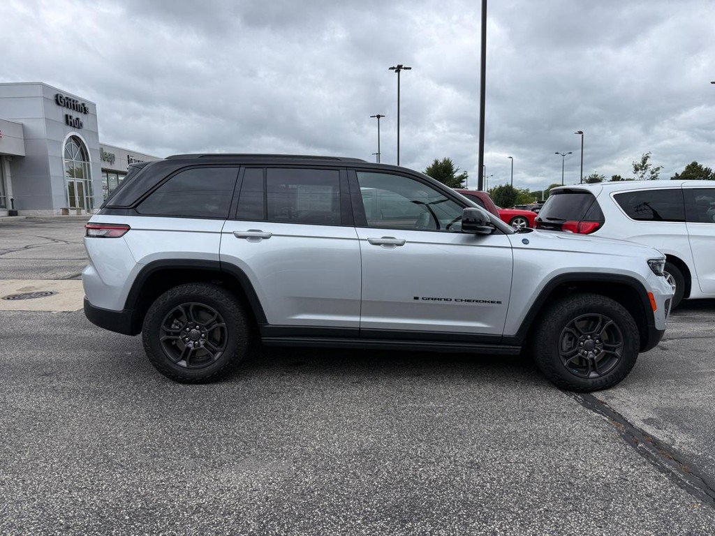 Used 2024 Jeep Grand Cherokee Trailhawk w/ Advanced Protech Group II AWD/4WD image 2