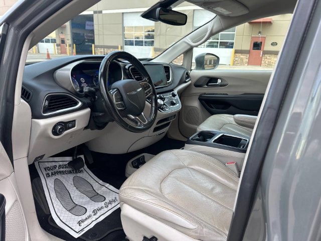 Used 2021 Chrysler Pacifica Touring-L FWD image 10